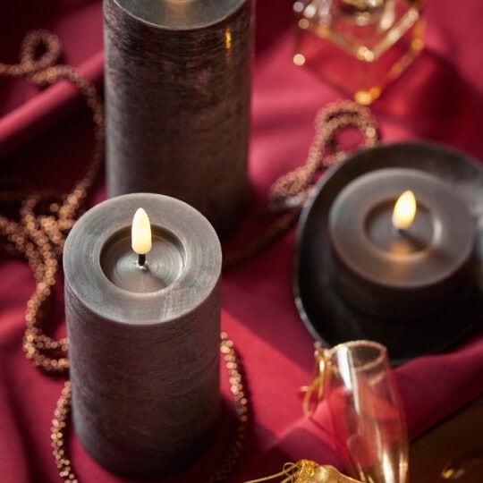 Steady LED Graue Kerze · Warmweißes Licht · Wachs · Ø7×H15cm – Bild 3