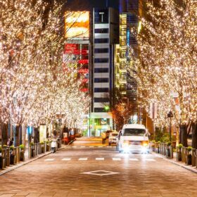 Baumbeleuchtung Weihnachtseinkaufsstraße