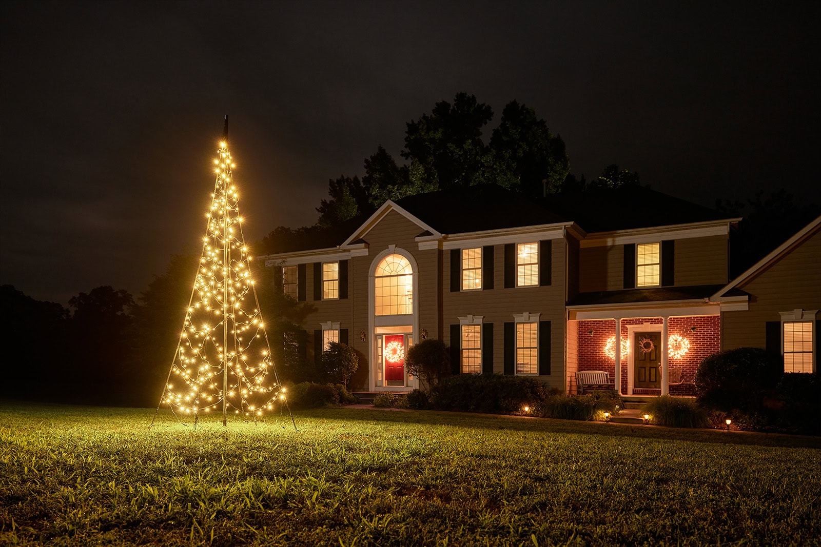 Fairybell 3 Meter All-Surface Weihnachtsbaum außen auf dem Rasen