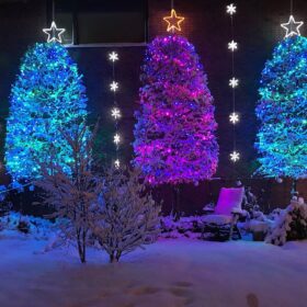 farbige Weihnachtsbeleuchtung außen