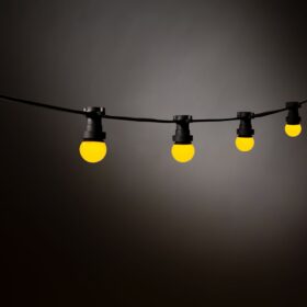 gelbe LED-Lampen mit Stacheldraht