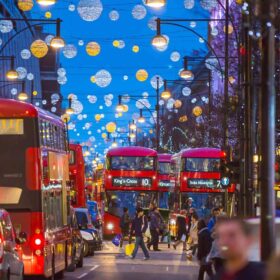 große Kugeln Weihnachtsbeleuchtung