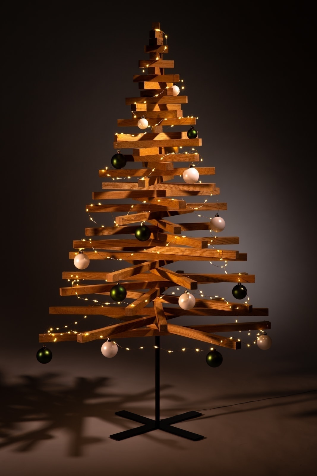 hölzerne Weihnachtsbäume dekorieren Weihnachtskugeln grün weiß