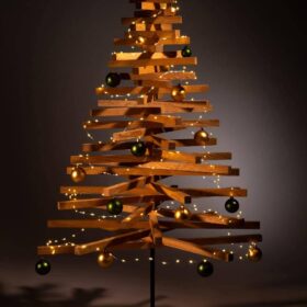 hölzerner weihnachtsbaum dekoration weihnachtskugeln grün gold