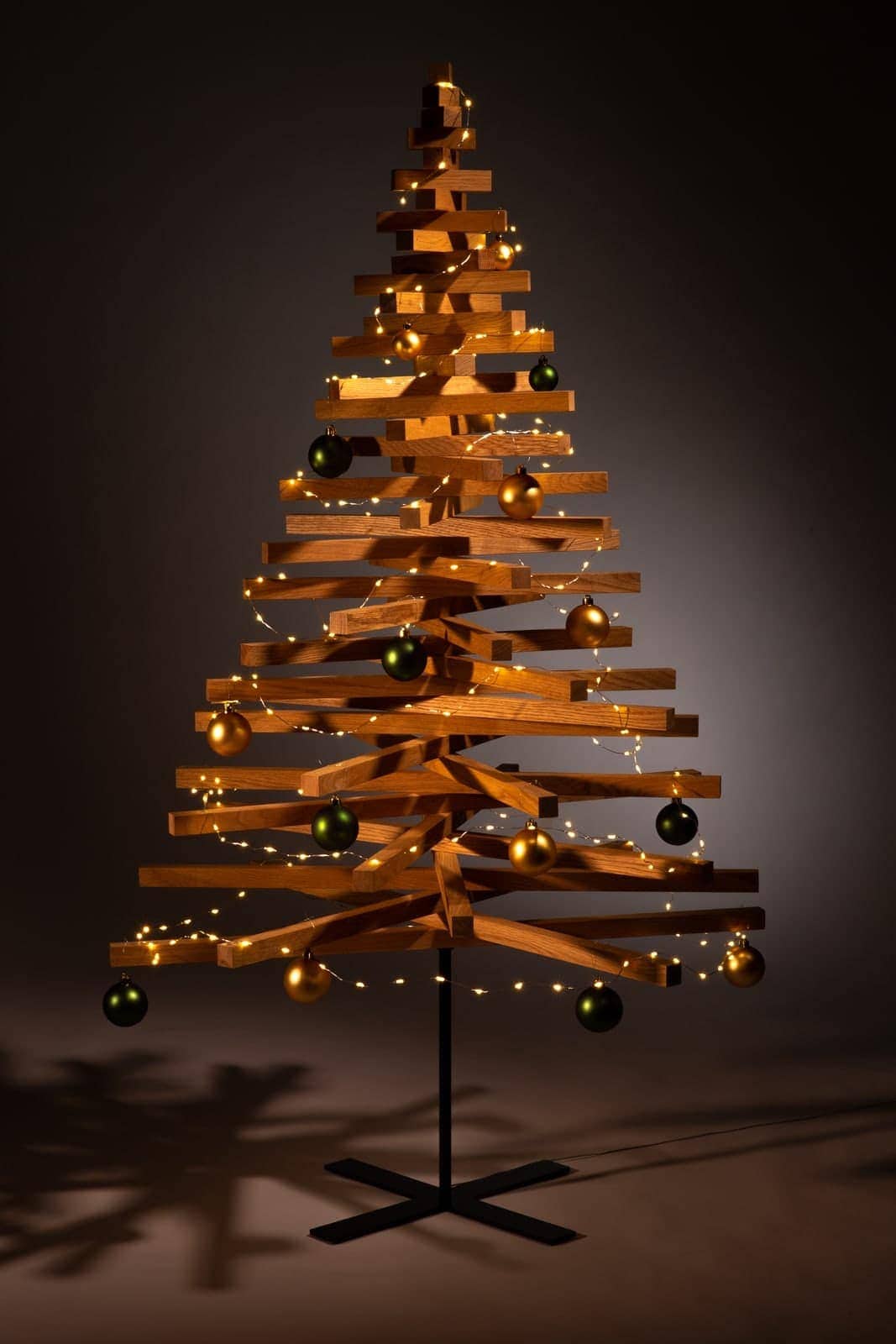 hölzerner weihnachtsbaum dekoration weihnachtskugeln grün gold