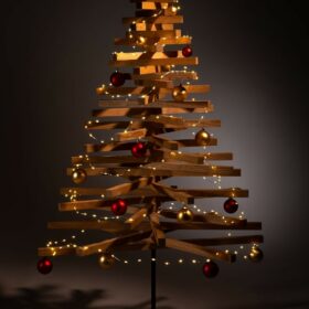 hölzerner weihnachtsbaum dekoration weihnachtskugeln rot gold