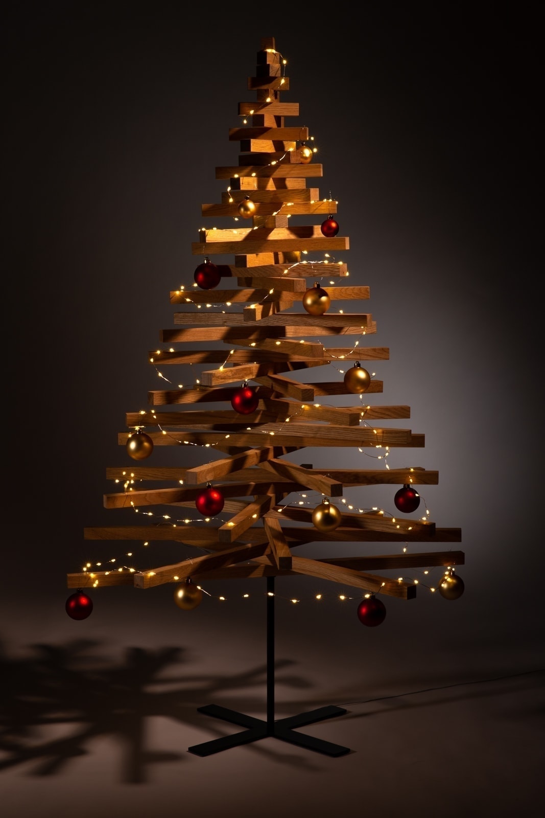 hölzerner weihnachtsbaum dekoration weihnachtskugeln rot gold