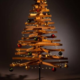 hölzerner weihnachtsbaum dekorieren weihnachtskugeln grün rot gold