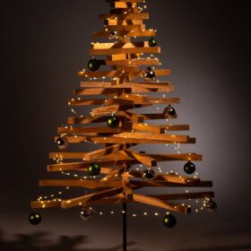 hölzerner weihnachtsbaum dekorieren weihnachtskugeln grün silber