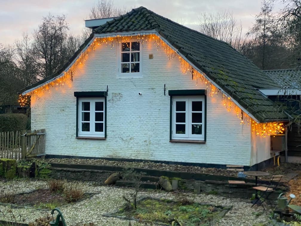 ijspegelverlichting aan klein huisje