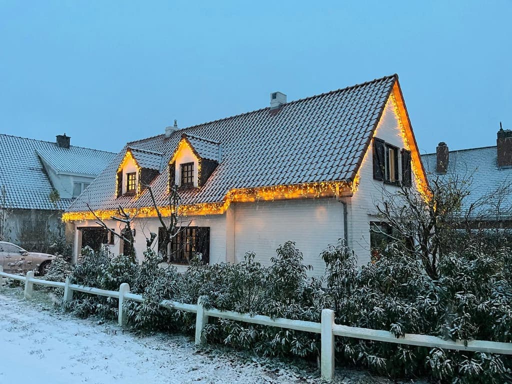 ijspegelverlichting in de sneeuw