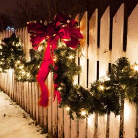 Weihnachtsgirlanden mit Beleuchtung draußen