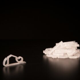 Befestigung der Weihnachtsbeleuchtung an der Dachrinne