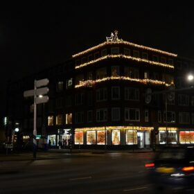 Weihnachtsbeleuchtung an der Fassade