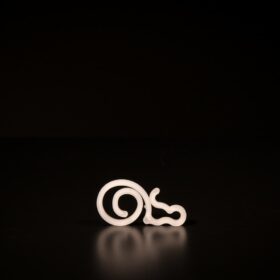 Weihnachtsbeleuchtung an der Fassade befestigen