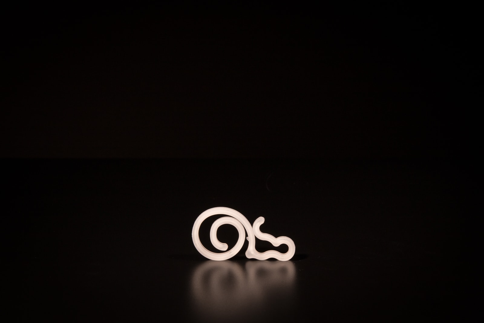 Weihnachtsbeleuchtung an der Fassade befestigen