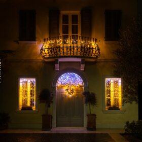 weihnachtsbeleuchtung an fassade twinkly