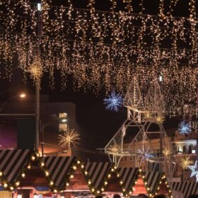 Weihnachtsbeleuchtung über der Einkaufsstraße