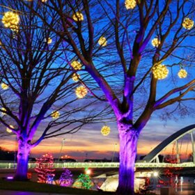 Weihnachtsbeleuchtung außen Kugeln