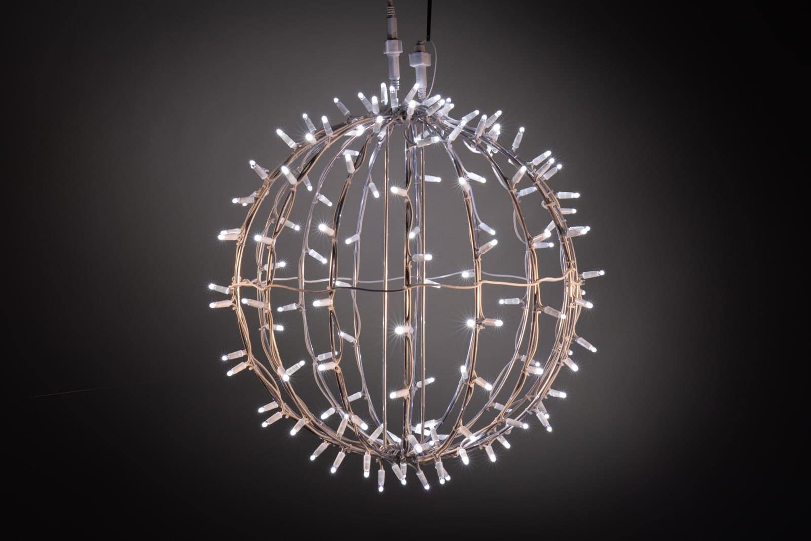 Weihnachtsbeleuchtung außen große Kugeln