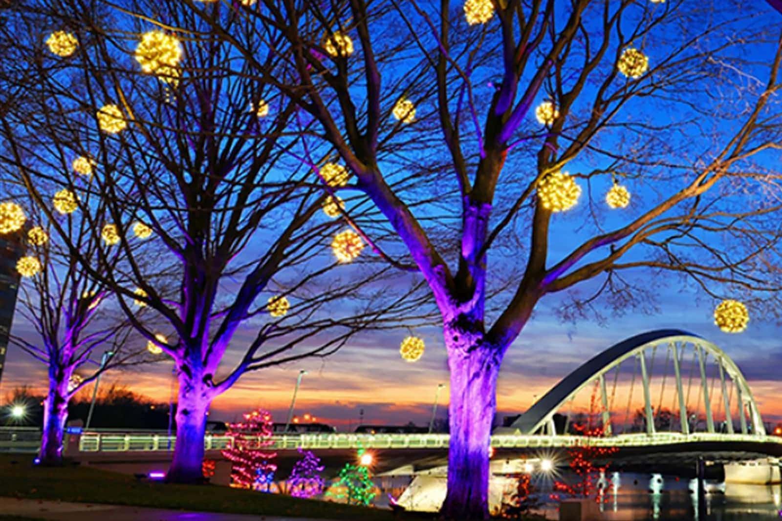 Weihnachtsbeleuchtung außen große Kugeln