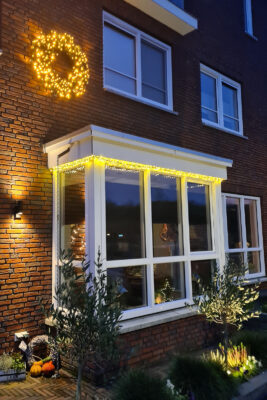 Weihnachtsbeleuchtung an der Fassade