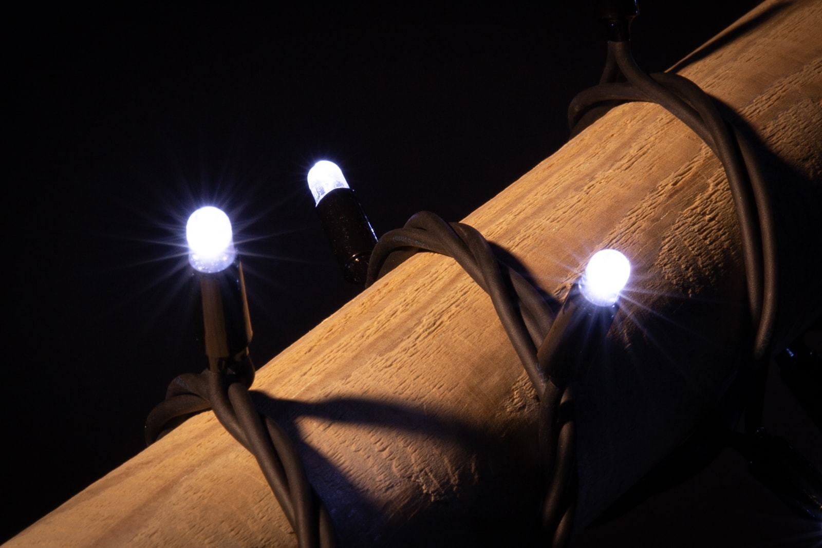 Weihnachtsbeleuchtung eisweiß