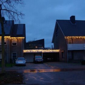 Weihnachtsbeleuchtung am Dachvorsprung