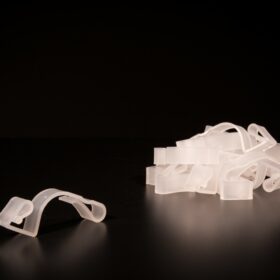 Weihnachtsbeleuchtung an der Dachrinne aufhängen