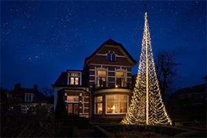 Fahnenmast mit Weihnachtsbeleuchtung