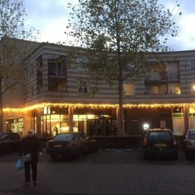 Einkaufszentrum mit Weihnachtsbeleuchtung