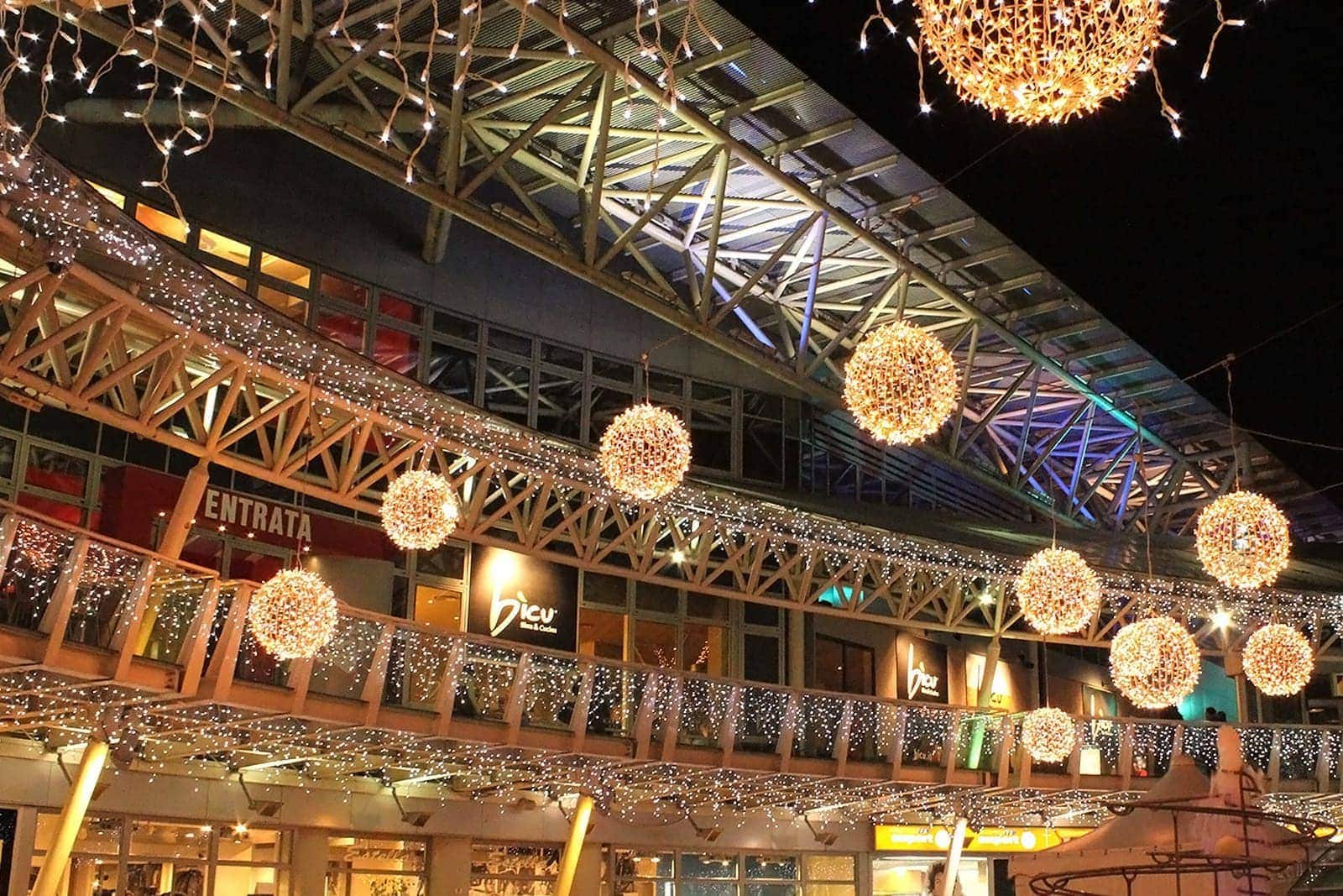 Einkaufszentrum mit Weihnachtsbeleuchtung