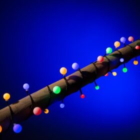 multicolor weihnachtsbeleuchtung kuegelchen