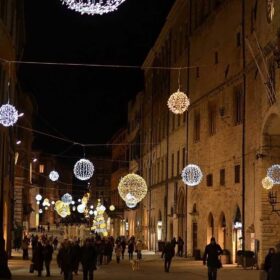 beleuchtete Weihnachtskugeln