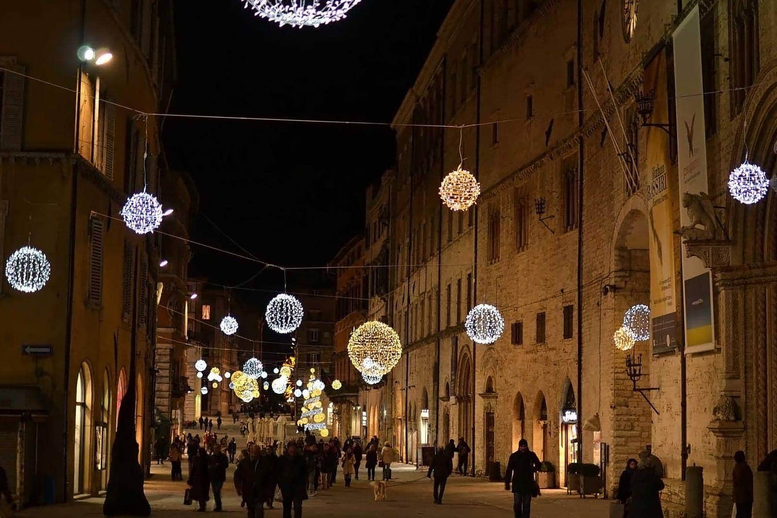 beleuchtete Weihnachtskugeln