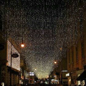Einkaufsstraße Weihnachtsbeleuchtung