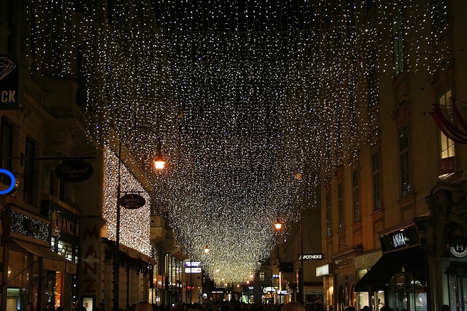 Einkaufsstraße Weihnachtsbeleuchtung