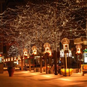 Einkaufsstraße Weihnachtsbeleuchtung