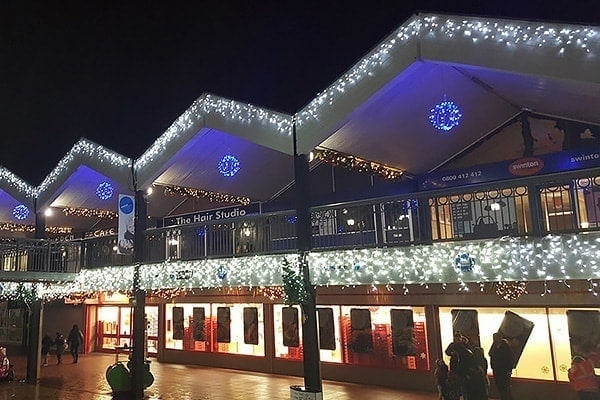 weiße Weihnachtsbeleuchtung Einkaufszentrum