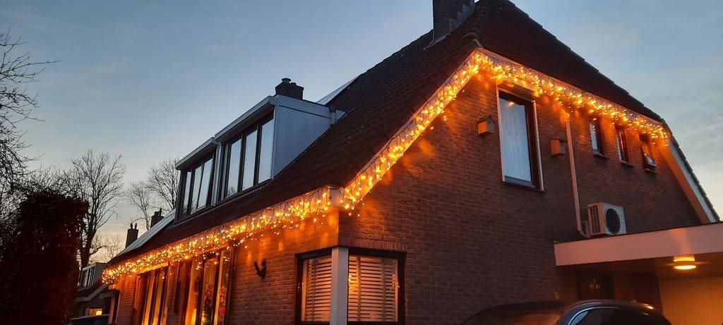woonhuis dakgoot ijspegelverlichting